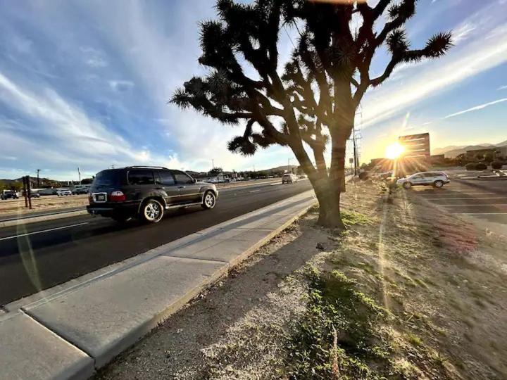 Serene Modern Home Backdoor With Great Wifi, Games, Movies, Patio Seating And Bbq Easy Access To North Joshua Tree National Park In 10 Minutes 二十九棕榈村 外观 照片